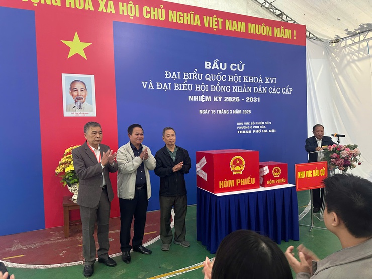 Tưng bừng ngày hội bầu cử – Cử tri Phường Ô Chợ Dừa phấn khởi đi bỏ phiếu từ sớm- Ảnh 20.