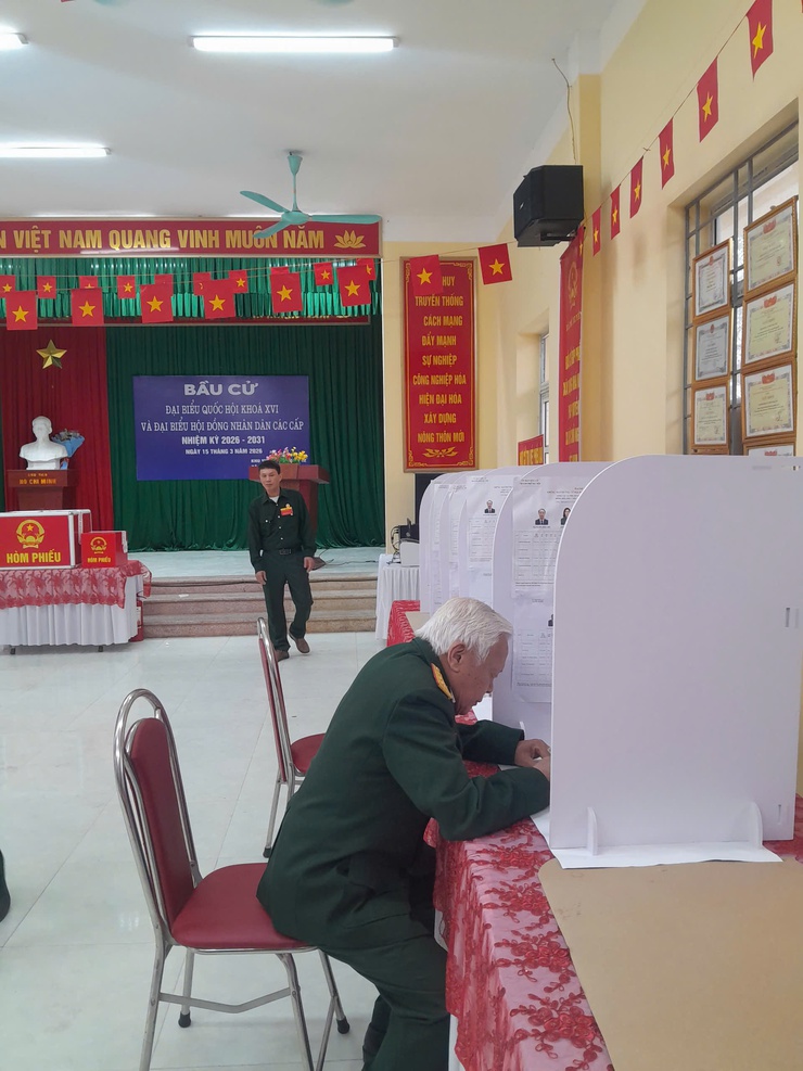 Khu vực bỏ phiếu số 42, thôn Thao Nội đạt  98% cử tri tham gia bầu cử- Ảnh 4.