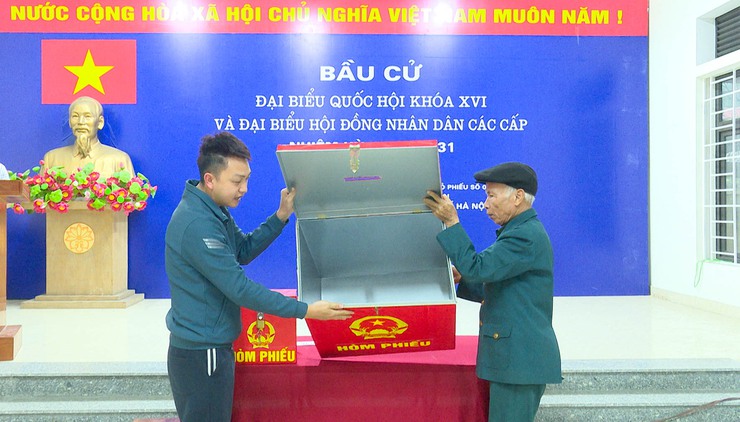 Đồng chí Phó Bí thư Thường trực Đảng ủy xã Quốc Oai dự khai mạc tại khu vực bầu cử số 6 thôn Đa Phúc- Ảnh 2.