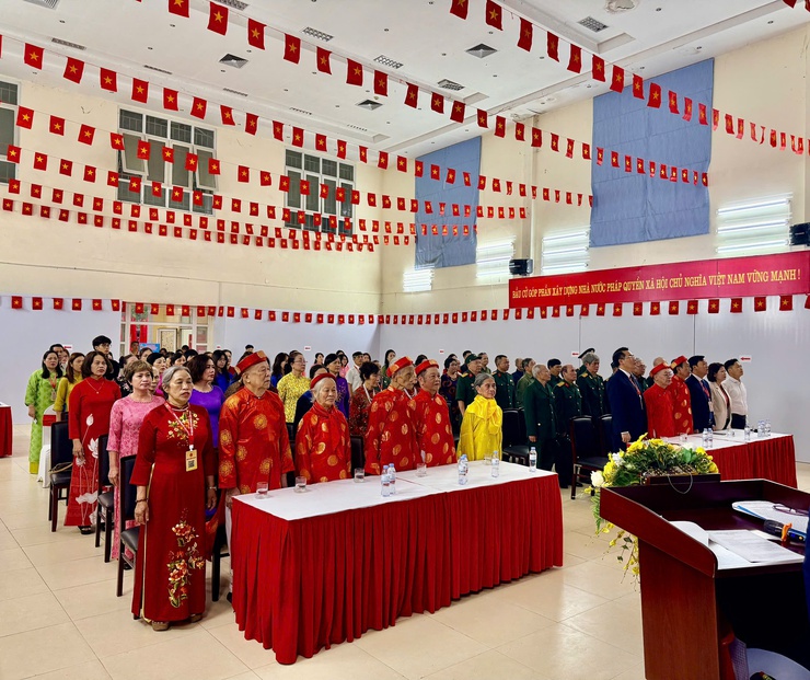 Cử tri phường Lĩnh Nam nô nức đi bầu cử từ sáng sớm- Ảnh 4.