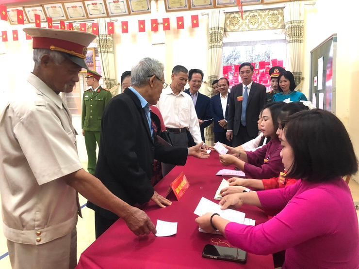 Chủ tịch UBND xã Nguyễn Qúy Mạnh dự Lễ khai mạc tại Tổ bỏ phiếu số 1 - Cụm 5 Thọ Xuân- Ảnh 3.