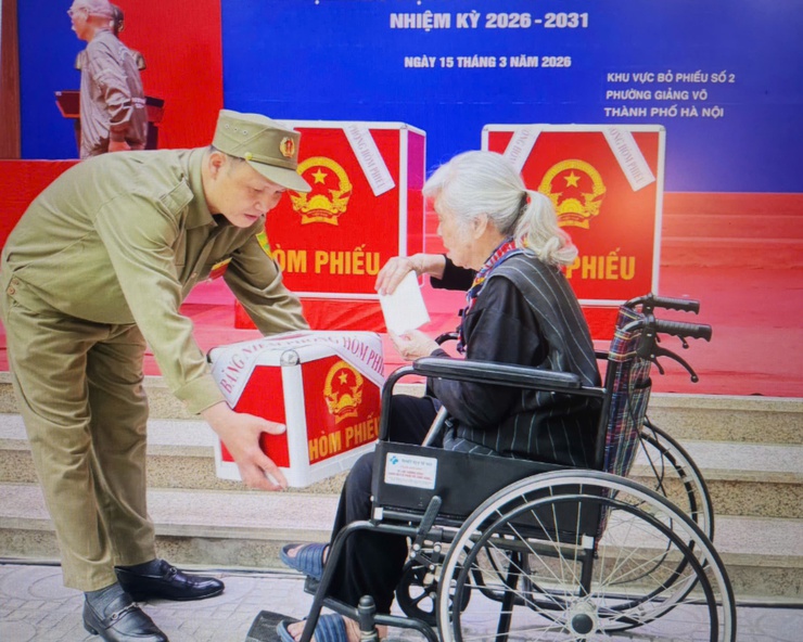 Cử tri phường Giảng Võ nô nức thực hiện quyền bầu cử- Ảnh 4.