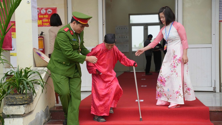 Công an xã Hưng Đạo tận tình hỗ trợ cử tri trong Ngày hội toàn dân đi bầu cử- Ảnh 2.