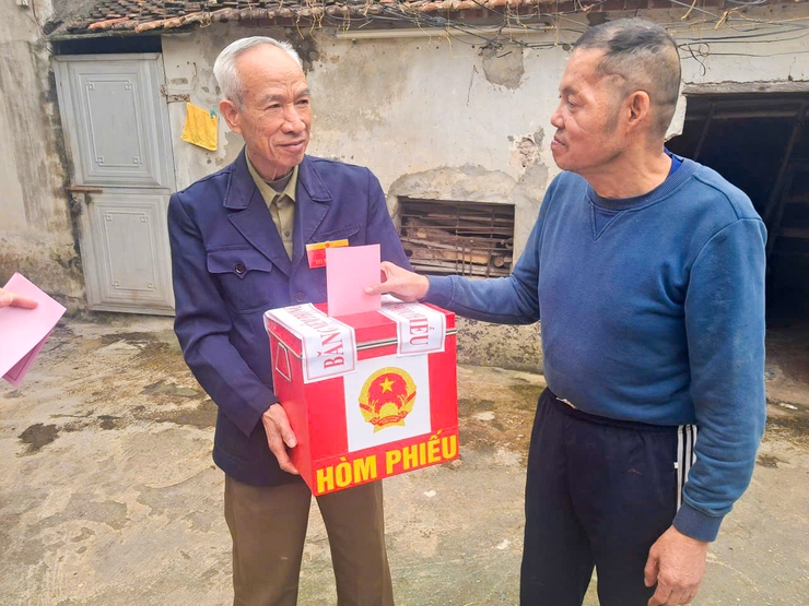 Các Tổ bầu cử xã Quốc Oai mang hòm phiếu phụ đến tận nhà cử tri già yếu, ốm đau- Ảnh 3.