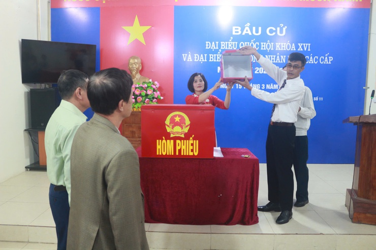 Cử tri xã Hòa Lạc hân hoan tham gia ngày hội bầu cử!- Ảnh 6.