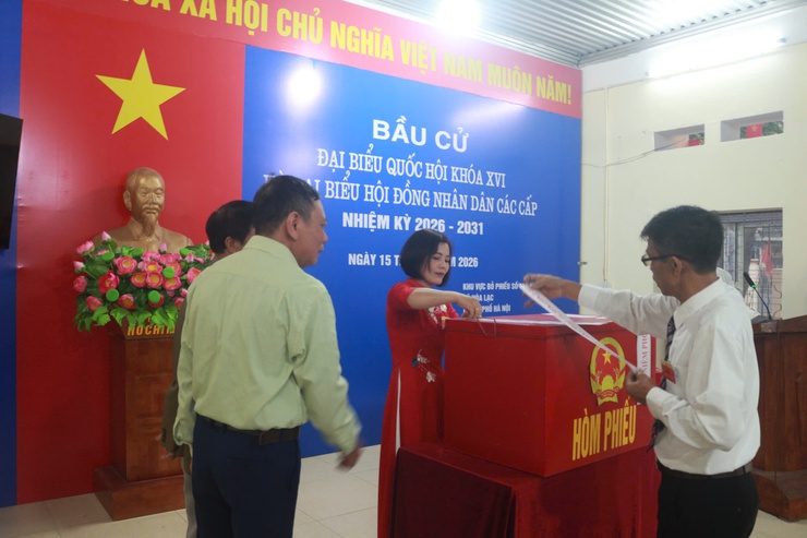 Cử tri xã Hòa Lạc hân hoan tham gia ngày hội bầu cử!- Ảnh 8.