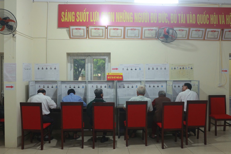 Cử tri xã Hòa Lạc hân hoan tham gia ngày hội bầu cử!- Ảnh 12.