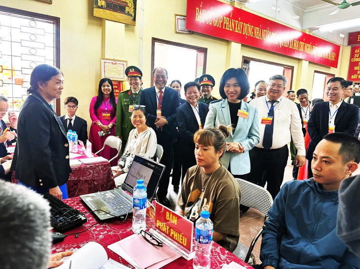 Đồng chí Phùng Thị Hồng Hà kiểm tra, động viên công tác bầu cử phường Định Công- Ảnh 4.