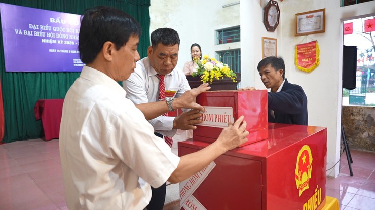 Đồng chí Lê Đức Phóng – Phó Bí thư Đảng uỷ, Chủ tịch UBND xã dự Lễ Khai mạc bầu cử tại Khu vực bầu cử số 27 – thôn Cát Ngòi- Ảnh 4.