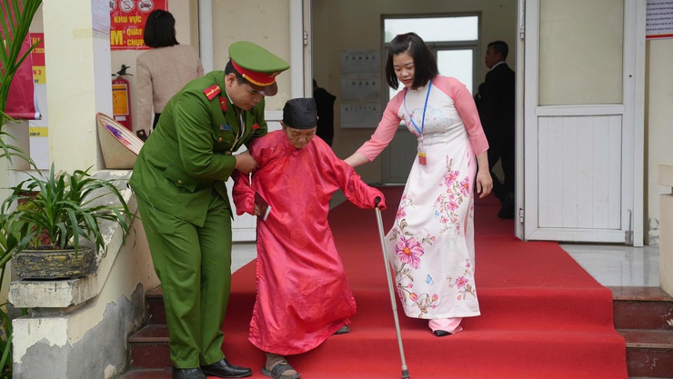 Công an xã Hưng Đạo tận tình hỗ trợ cử tri trong Ngày hội toàn dân đi bầu cử- Ảnh 3.