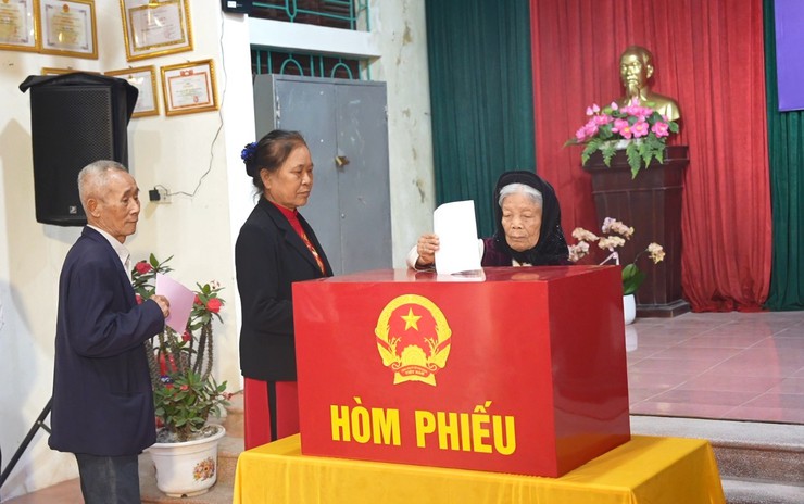 41.595 cử tri xã Dương Hoà phấn khởi đi bầu cử, gửi gắm niềm tin và hy vọng tới các đại biểu nhân dân- Ảnh 6.