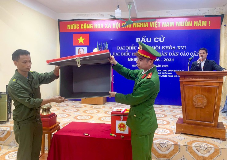 Đồng chí Phó Chủ tịch UBND xã Quốc Oai dự khai mạc tại khu vực bầu cử số 8 thôn Sài Khê- Ảnh 4.