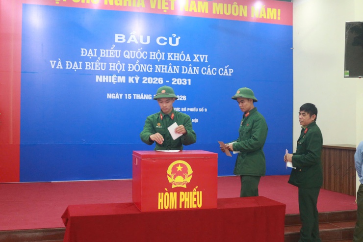 Cử tri xã Hòa Lạc hân hoan tham gia ngày hội bầu cử!- Ảnh 21.