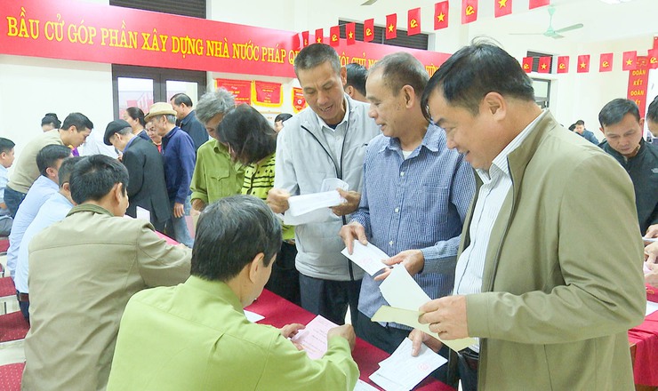 Đồng chí Phó Bí thư Thường trực Đảng ủy xã Quốc Oai dự khai mạc tại khu vực bầu cử số 6 thôn Đa Phúc- Ảnh 4.