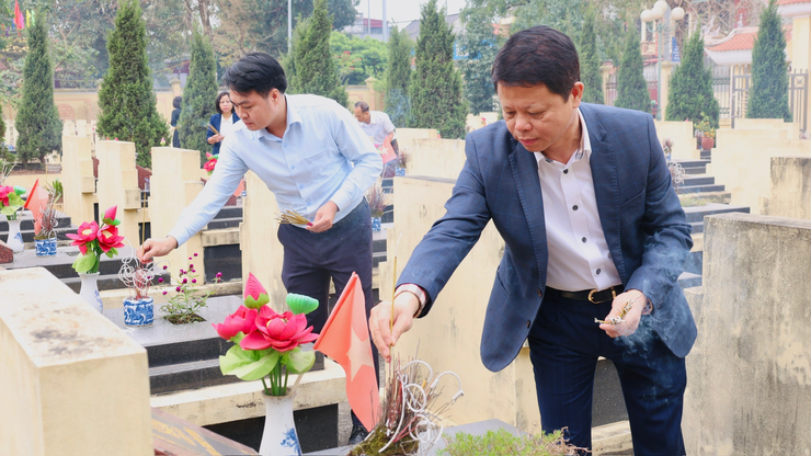 Xã Yên Lãng tổ chức viếng nghĩa trang liệt sĩ trước ngày bầu cử- Ảnh 5.