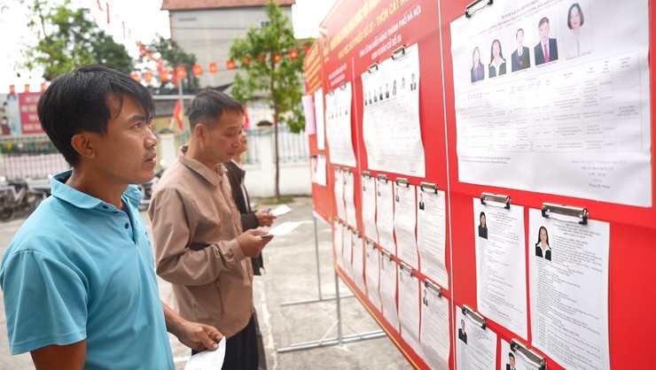 Đồng chí Lê Đức Phóng – Phó Bí thư Đảng uỷ, Chủ tịch UBND xã dự Lễ Khai mạc bầu cử tại Khu vực bầu cử số 27 – thôn Cát Ngòi- Ảnh 5.