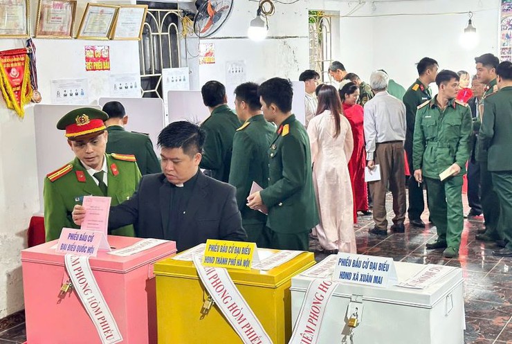 Cử tri Xuân Mai phấn khởi tham gia ngày hội bầu cử tại khu vực bỏ phiếu số 24, 25.- Ảnh 9.