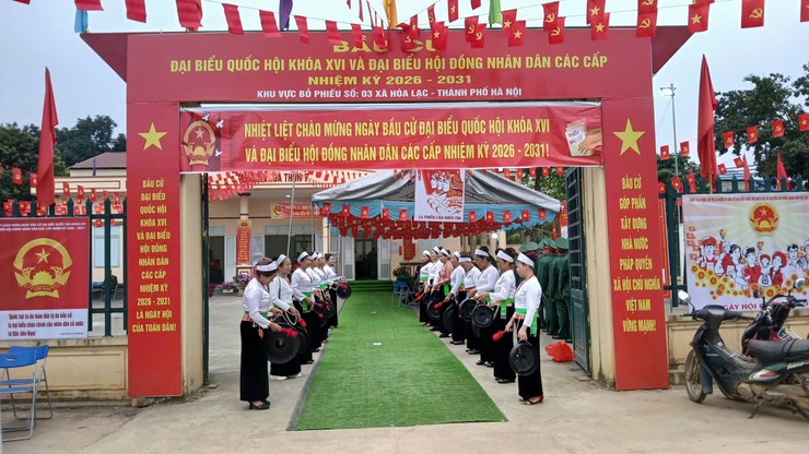 Cử tri xã Hòa Lạc hân hoan tham gia ngày hội bầu cử!- Ảnh 2.