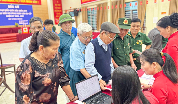 Không khí khai mạc và cử tri đi bầu cử tại khu vực bỏ phiếu số 12 và 17- Ảnh 6.