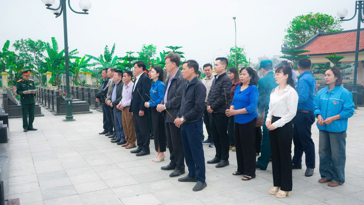 Xã Yên Lãng tổ chức viếng nghĩa trang liệt sĩ trước ngày bầu cử- Ảnh 6.