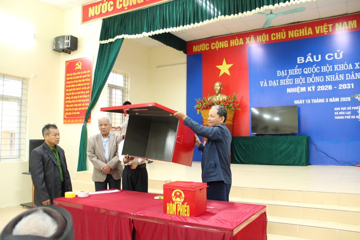 Cử tri xã Hòa Lạc hân hoan tham gia ngày hội bầu cử!- Ảnh 7.