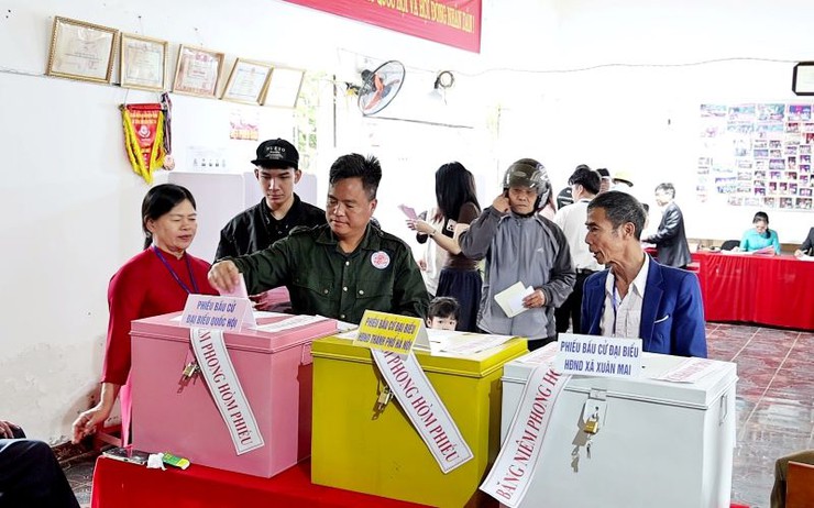 Cử tri Xuân Mai phấn khởi tham gia ngày hội bầu cử tại khu vực bỏ phiếu số 24, 25.- Ảnh 10.