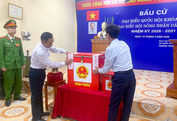 Đồng chí Phó Chủ tịch UBND xã Quốc Oai dự khai mạc tại khu vực bầu cử số 8 thôn Sài Khê- Ảnh 5.