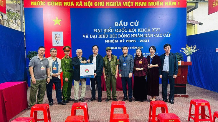 ĐOÀN CÔNG TÁC PHƯỜNG LÁNG THĂM, ĐỘNG VIÊN CÁC TỔ BẦU CỬ TẠI CÁC KHU VỰC BỎ PHIẾU- Ảnh 11.