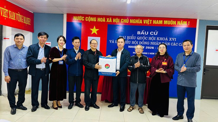 ĐOÀN CÔNG TÁC PHƯỜNG LÁNG THĂM, ĐỘNG VIÊN CÁC TỔ BẦU CỬ TẠI CÁC KHU VỰC BỎ PHIẾU- Ảnh 20.