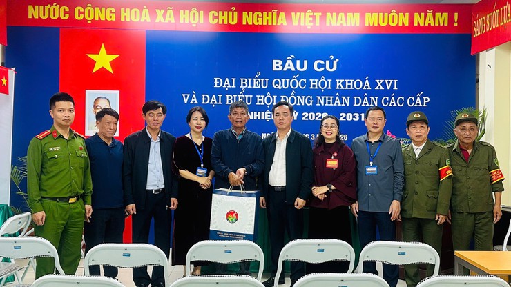 ĐOÀN CÔNG TÁC PHƯỜNG LÁNG THĂM, ĐỘNG VIÊN CÁC TỔ BẦU CỬ TẠI CÁC KHU VỰC BỎ PHIẾU- Ảnh 19.