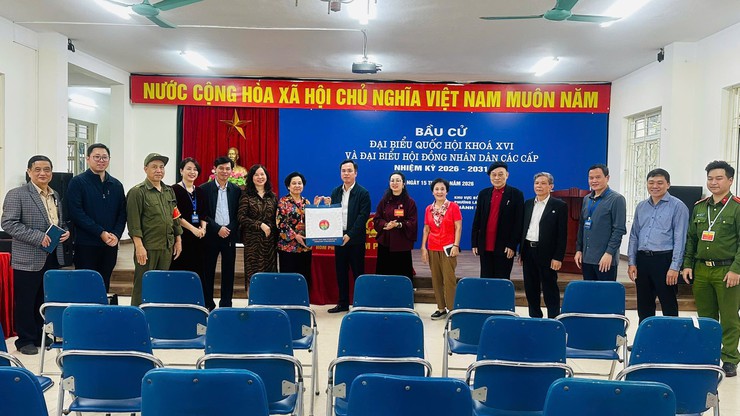 ĐOÀN CÔNG TÁC PHƯỜNG LÁNG THĂM, ĐỘNG VIÊN CÁC TỔ BẦU CỬ TẠI CÁC KHU VỰC BỎ PHIẾU- Ảnh 14.