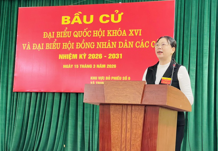 PHÓ BÍ THƯ THƯỜNG TRỰC ĐẢNG ỦY, CHỦ TỊCH ỦY BAN MTTQ NGUYỄN THỊ KIM TUYẾN DỰ KHAI MẠC TẠI KHU VỰC BỎ PHIẾU THÔN ĐÔ LƯƠNG- Ảnh 4.