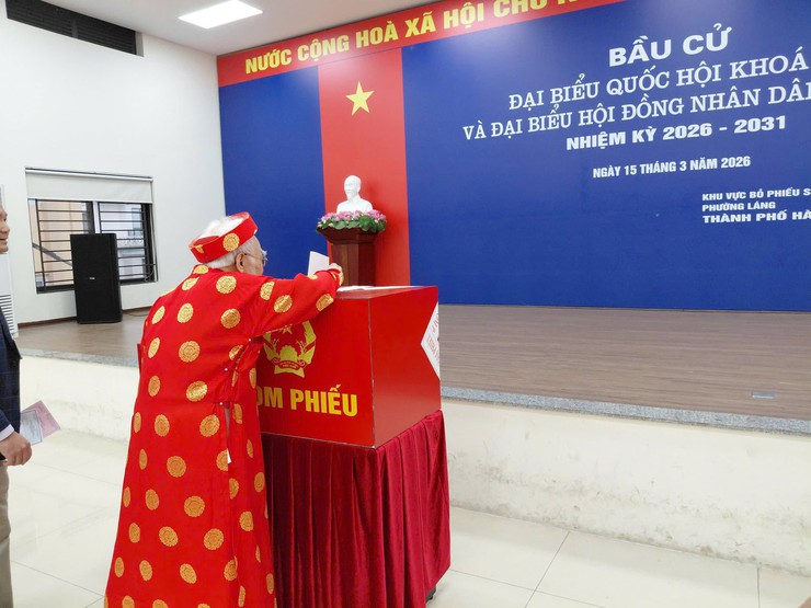 NHỮNG CỬ TRI CAO NIÊN ĐẦU TIÊN BỎ PHIẾU TẠI PHƯỜNG LÁNG- Ảnh 8.