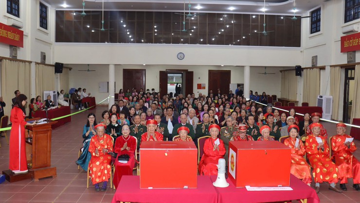 NHỮNG CỬ TRI CAO NIÊN ĐẦU TIÊN BỎ PHIẾU TẠI PHƯỜNG LÁNG- Ảnh 1.