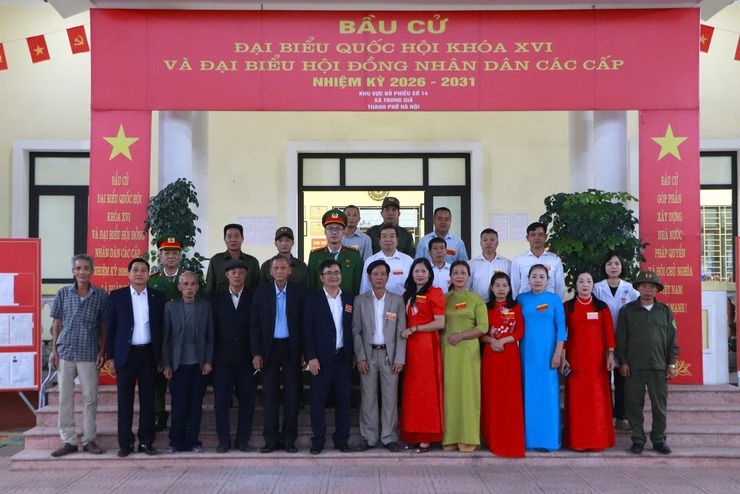 BÍ THƯ ĐẢNG ỦY, CHỦ TỊCH HĐND XÃ LÊ HỮU MẠNH DỰ KHAI MẠC TẠI KHU VỰC BỎ PHIẾU THÔN 2- XÃ TRUNG GIÃ- Ảnh 1.