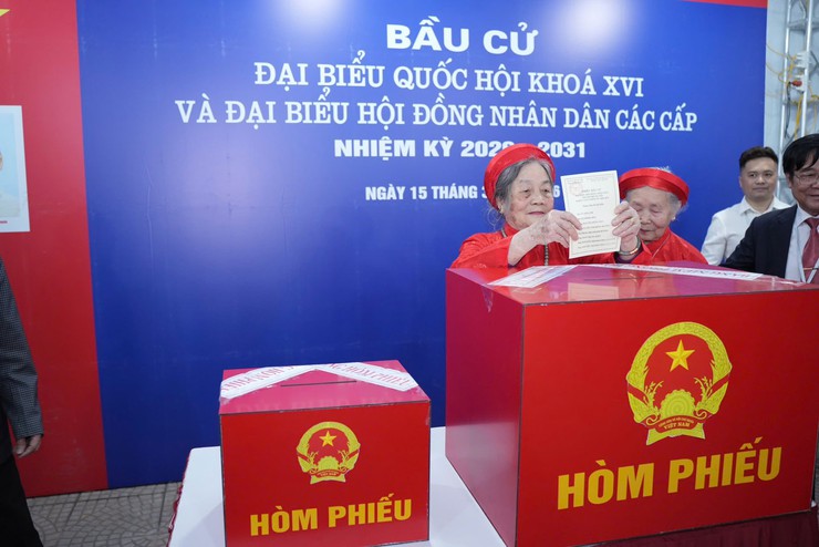 NHỮNG CỬ TRI CAO NIÊN ĐẦU TIÊN BỎ PHIẾU TẠI PHƯỜNG LÁNG- Ảnh 5.