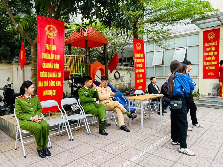 KHÔNG KHÍ TRANG NGHIÊM TRONG GIỜ PHÚT MỞ ĐẦU NGÀY BẦU CỬ TẠI PHƯỜNG LÁNG- Ảnh 3.