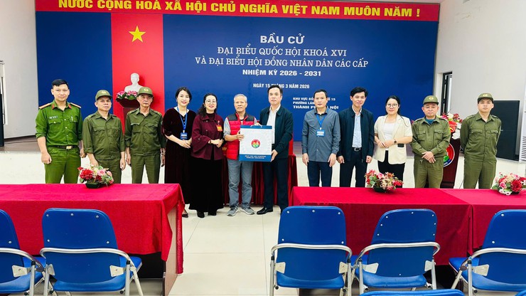 ĐOÀN CÔNG TÁC PHƯỜNG LÁNG THĂM, ĐỘNG VIÊN CÁC TỔ BẦU CỬ TẠI CÁC KHU VỰC BỎ PHIẾU- Ảnh 18.