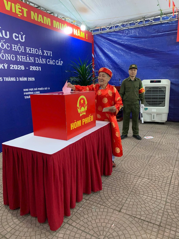 NHỮNG CỬ TRI CAO NIÊN ĐẦU TIÊN BỎ PHIẾU TẠI PHƯỜNG LÁNG- Ảnh 3.