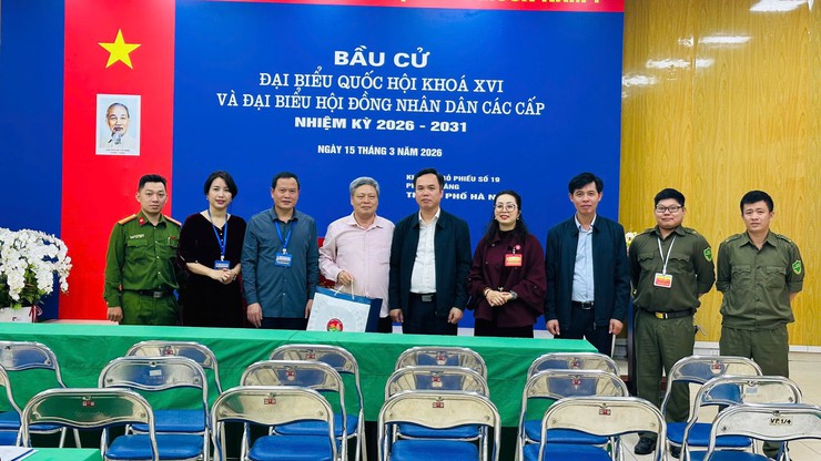 ĐOÀN CÔNG TÁC PHƯỜNG LÁNG THĂM, ĐỘNG VIÊN CÁC TỔ BẦU CỬ TẠI CÁC KHU VỰC BỎ PHIẾU- Ảnh 17.