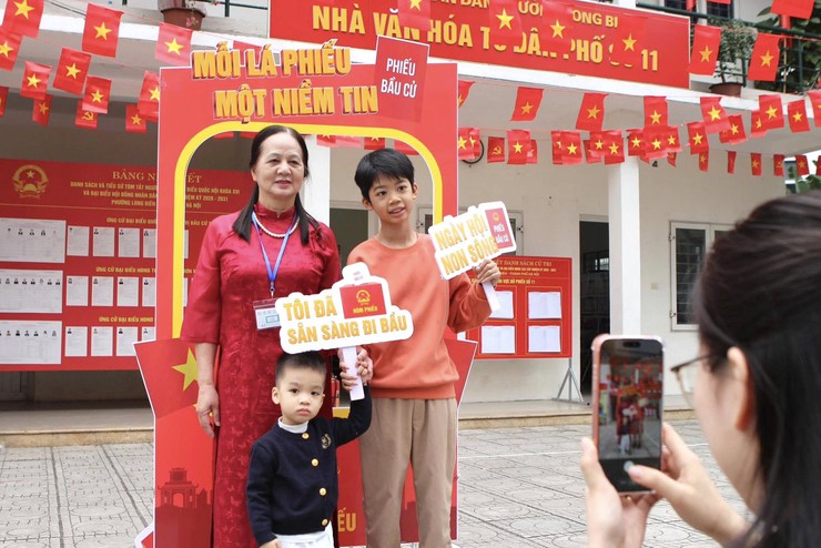Cử tri phường Long Biên rạng rỡ check-in trong Ngày hội bầu cử- Ảnh 1.