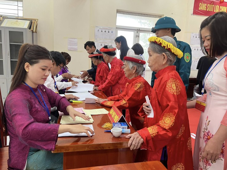 CỬ TRI XÃ HƯNG ĐẠO TÍCH CỰC THAM GIA NGÀY HỘI BẦU CỬ- Ảnh 2.