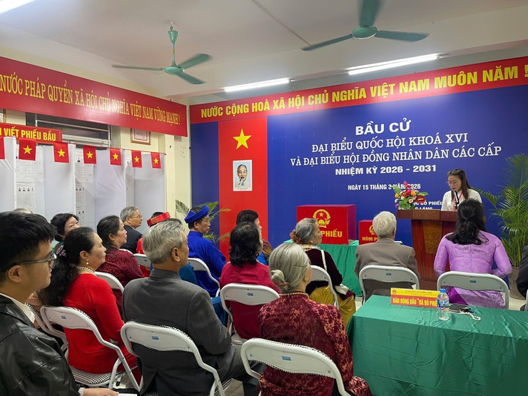 KHÔNG KHÍ TRANG NGHIÊM TRONG GIỜ PHÚT MỞ ĐẦU NGÀY BẦU CỬ TẠI PHƯỜNG LÁNG- Ảnh 1.