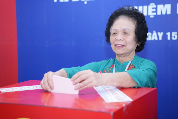 NHỮNG CỬ TRI CAO NIÊN ĐẦU TIÊN BỎ PHIẾU TẠI PHƯỜNG LÁNG- Ảnh 9.