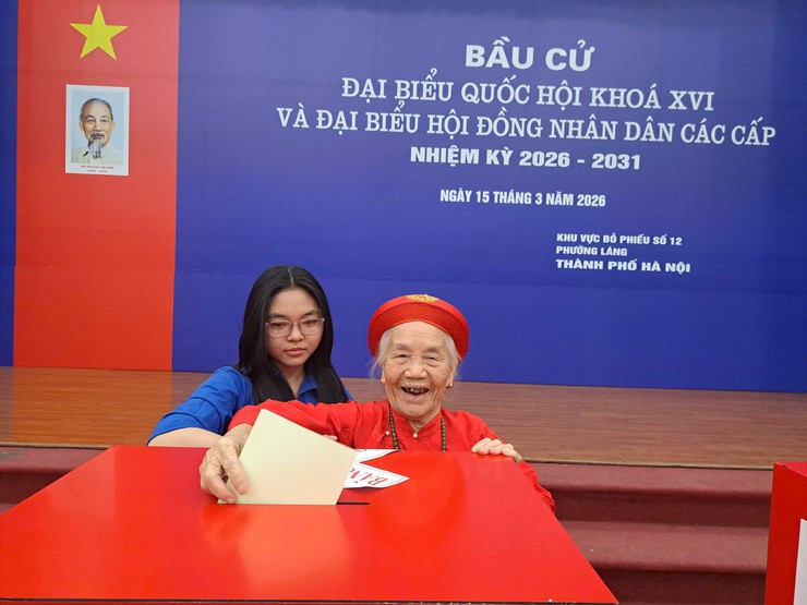 NHỮNG CỬ TRI CAO NIÊN ĐẦU TIÊN BỎ PHIẾU TẠI PHƯỜNG LÁNG- Ảnh 7.