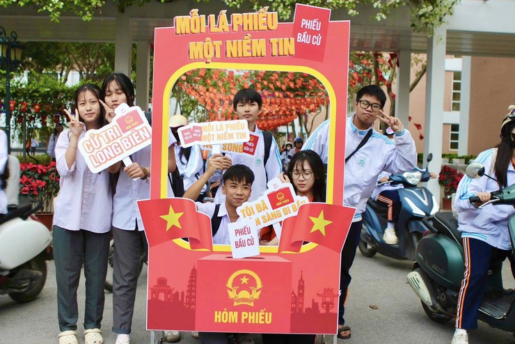 Cử tri phường Long Biên rạng rỡ check-in trong Ngày hội bầu cử- Ảnh 2.