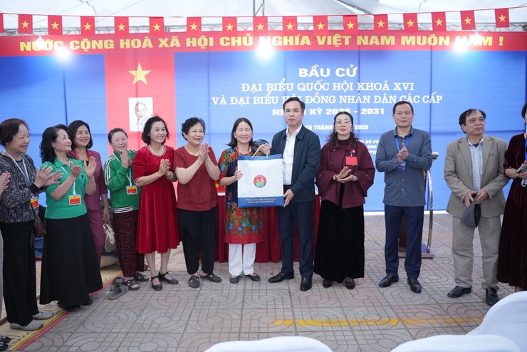 ĐOÀN CÔNG TÁC PHƯỜNG LÁNG THĂM, ĐỘNG VIÊN CÁC TỔ BẦU CỬ TẠI CÁC KHU VỰC BỎ PHIẾU- Ảnh 4.