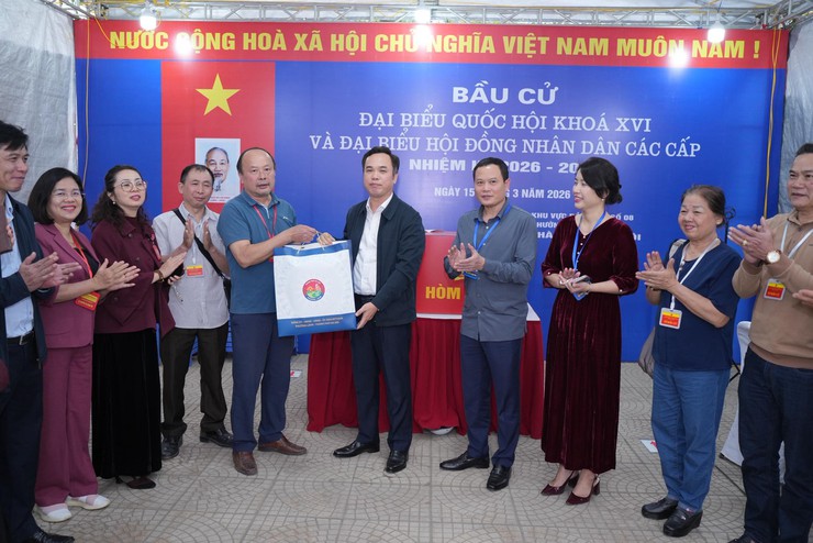 ĐOÀN CÔNG TÁC PHƯỜNG LÁNG THĂM, ĐỘNG VIÊN CÁC TỔ BẦU CỬ TẠI CÁC KHU VỰC BỎ PHIẾU- Ảnh 10.