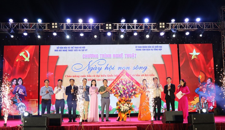 Rực rỡ đêm nghệ thuật chào mừng ngày hội bầu cử tại xã Suối Hai- Ảnh 1.