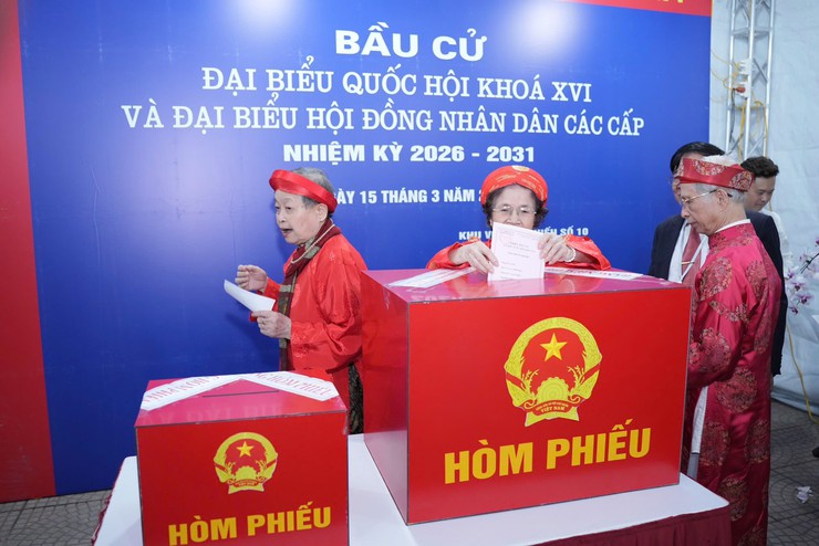 NHỮNG CỬ TRI CAO NIÊN ĐẦU TIÊN BỎ PHIẾU TẠI PHƯỜNG LÁNG- Ảnh 6.